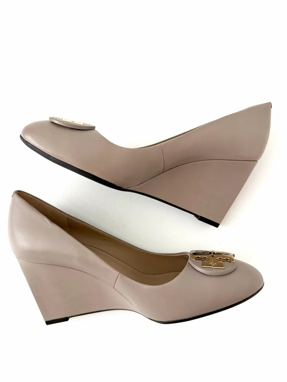TORY BURCH | Luna Wedge Pumps French Gray Leather Logo Medallion Heels Size 7.5
